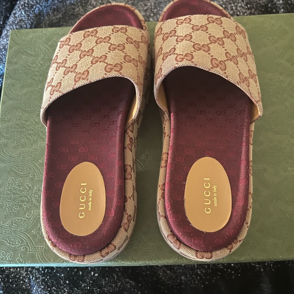 Brand new Gucci sandals never worn - Picture 1 of 4